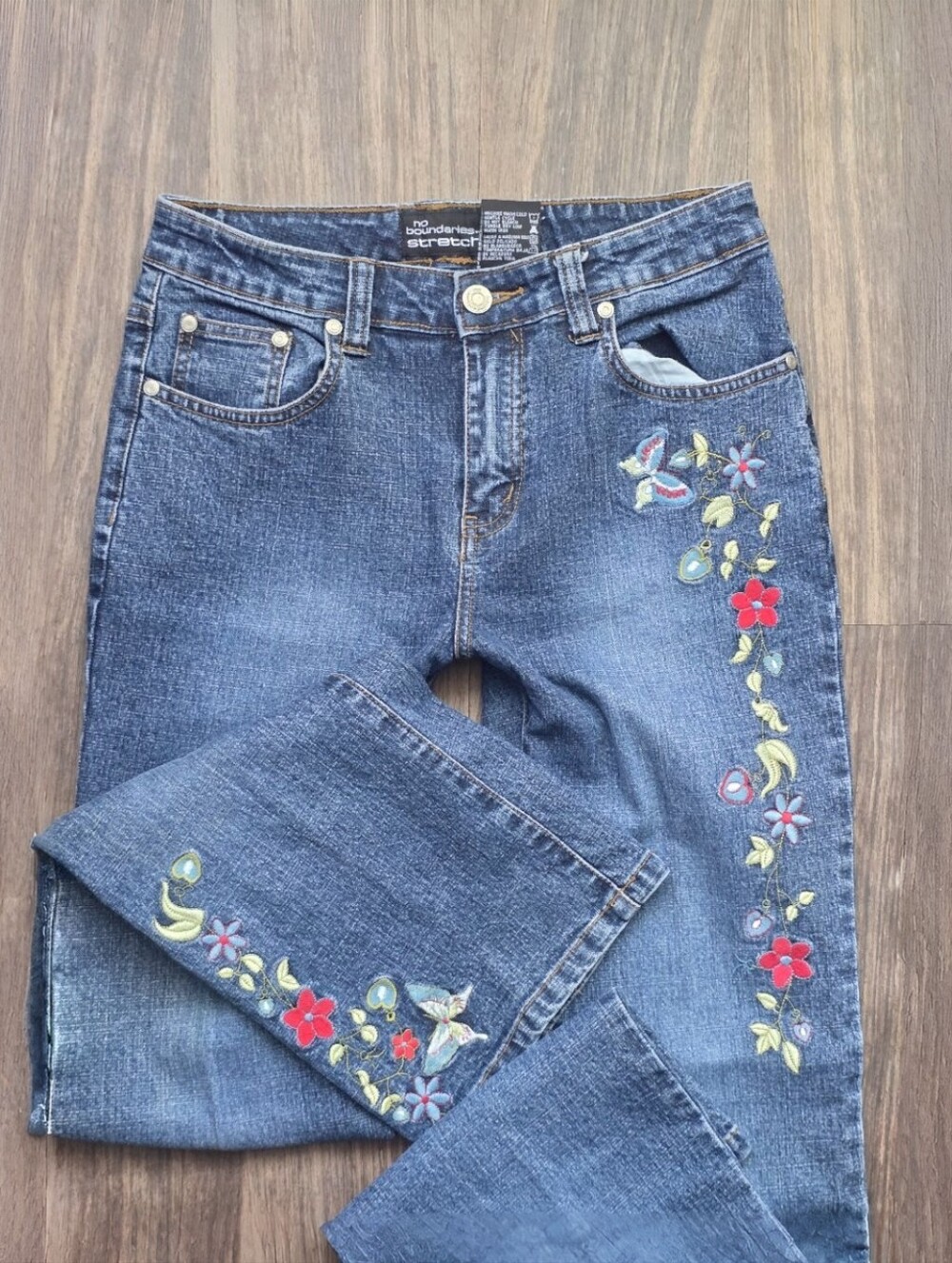 ​NO BOUNDARIES Vintage Y2K Embroidered Floral Flare Denim Jeans 3